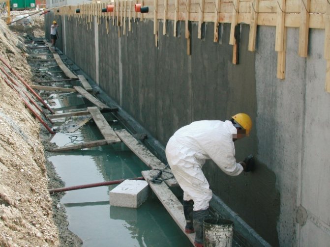 Isolation de la fondation avec de la mousse de polyuréthane