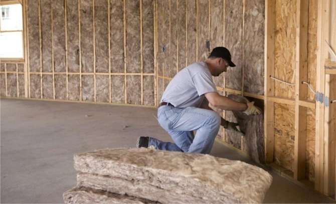 Mineral yünlü bir çerçeve evin yalıtımı