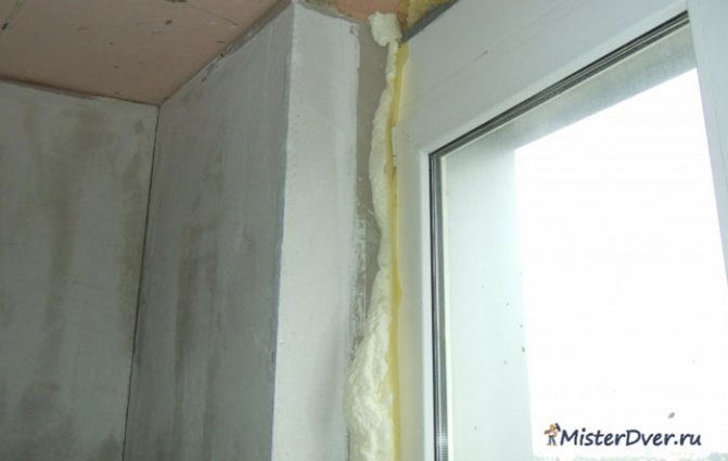Isolation des pentes d'une porte en plastique