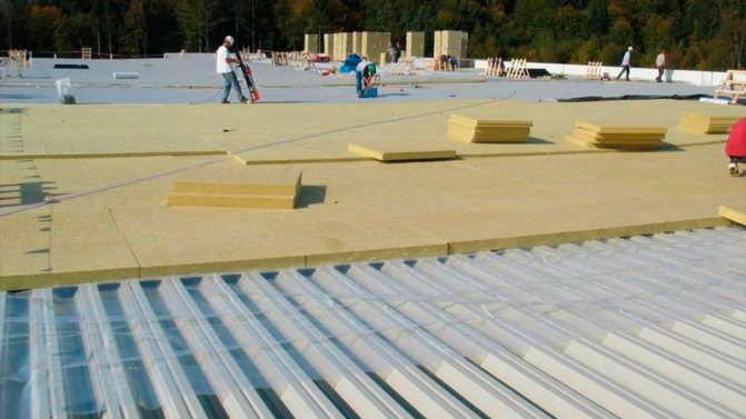 Isolation thermique d'un toit plat avec de la laine de basalte