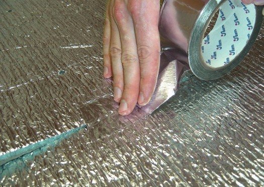isolamento de piso com penofol em casa de madeira