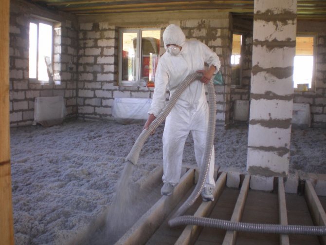 Isolation du sol le long des rondins dans une maison en bois