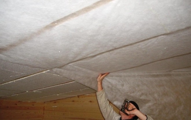 Isolation du plafond de l'intérieur du garage