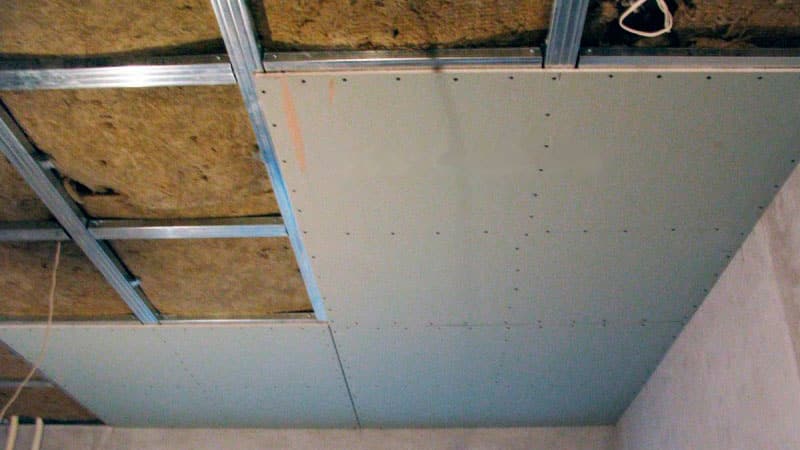 Dämmung der Decke mit Mineralwolle. Installation eines Metallprofils. Installation von Gipskartonplatten.