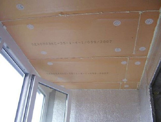 isolation du plafond à faire soi-même sur le balcon
