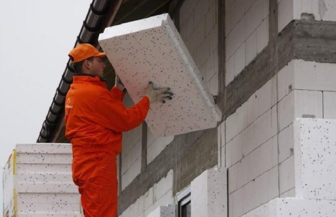 Isolation des murs avec de la mousse à l'extérieur