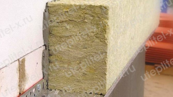 Isolamento da parede de blocos de espuma externos com lã mineral