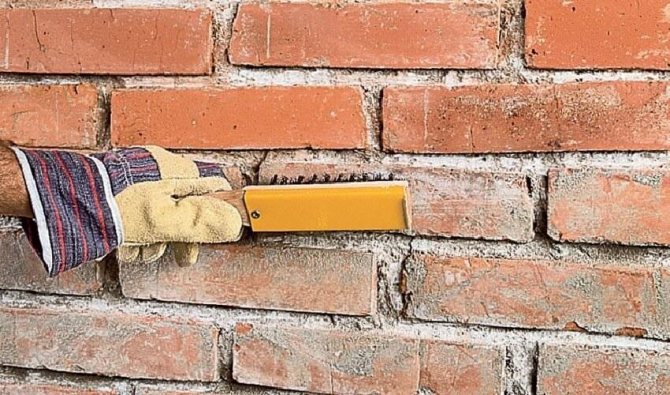 Isolation des murs avec de la mousse à l'extérieur - Nettoyage du mur des débris