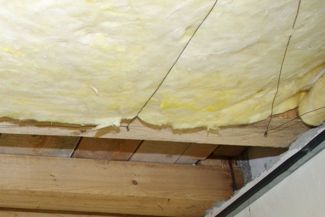 Nous isolons le plafond d'une maison en bois de nos propres mains