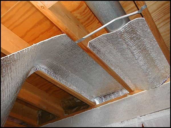 Nous isolons le plafond d'une maison en bois de nos propres mains
