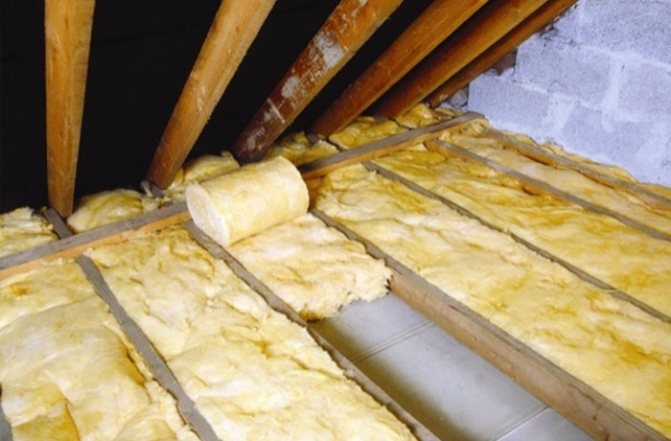 Nous isolons le plafond d'une maison en bois de nos propres mains