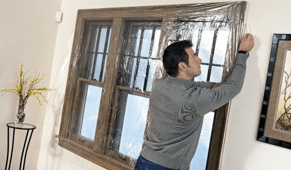 Wir isolieren für den Winter eine Dichtung für Kunststofffenster