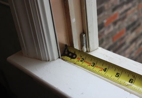 Wir isolieren für den Winter eine Dichtung für Kunststofffenster