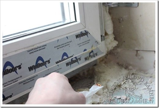 Wir isolieren für den Winter eine Dichtung für Kunststofffenster