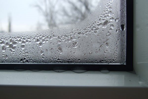 Wir isolieren für den Winter eine Dichtung für Kunststofffenster