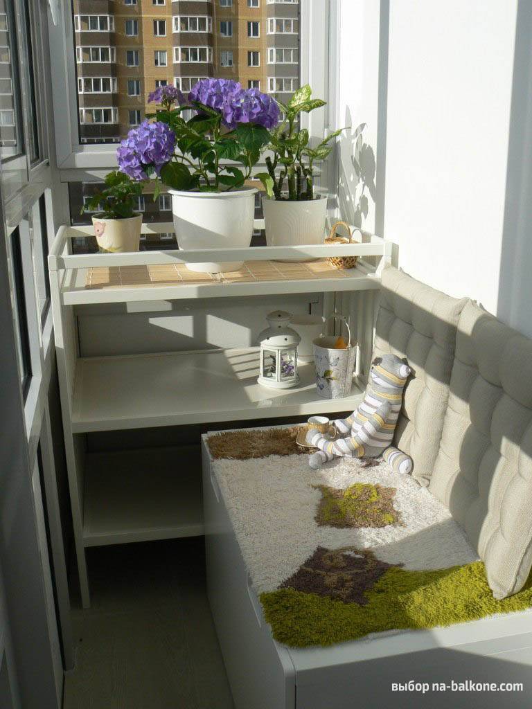 Jardin d'hiver confortable sur la loggia