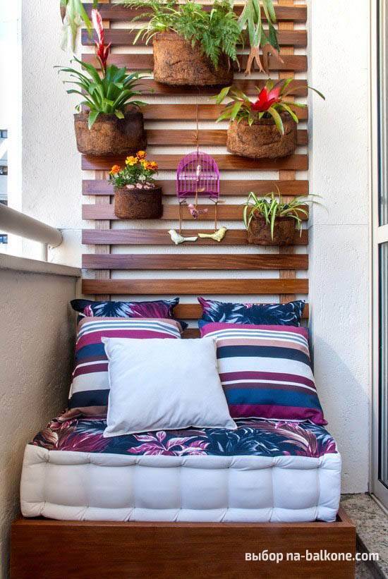 Jardin d'hiver confortable sur la loggia