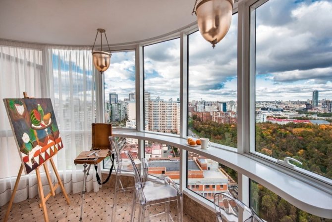 Appui étroit sur les fenêtres du balcon à la française