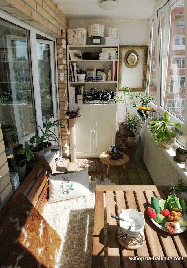 In welchem Stil soll das Innere des Balkons und der Loggia dekoriert werden?