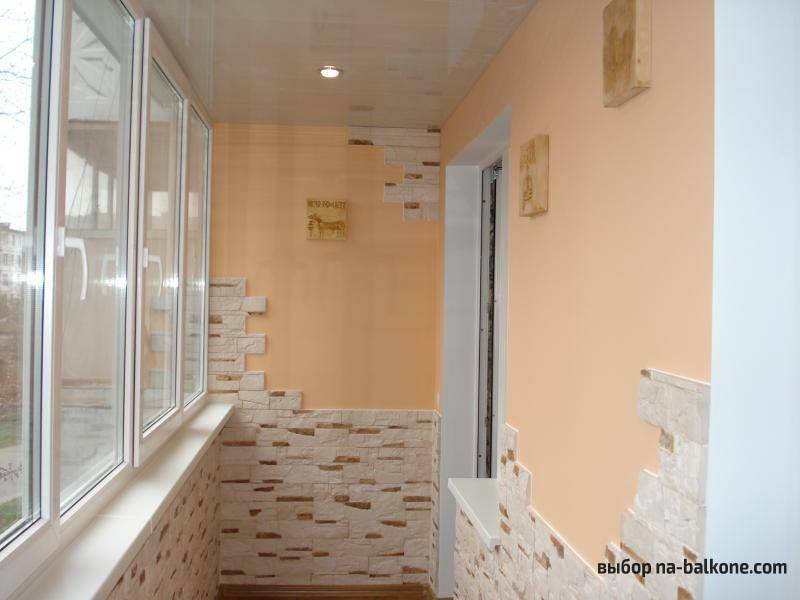 In welchem Stil soll das Innere des Balkons und der Loggia dekoriert werden?