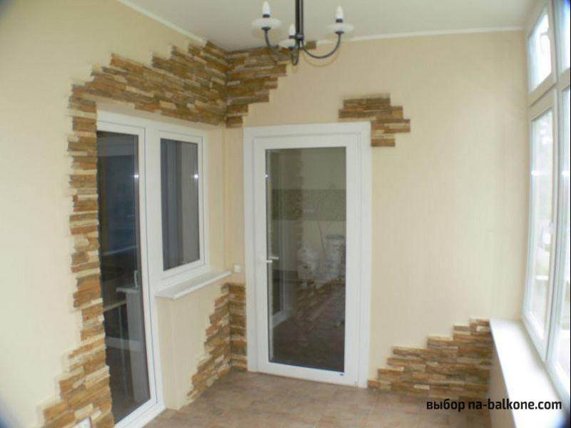 In welchem Stil soll das Innere des Balkons und der Loggia dekoriert werden?