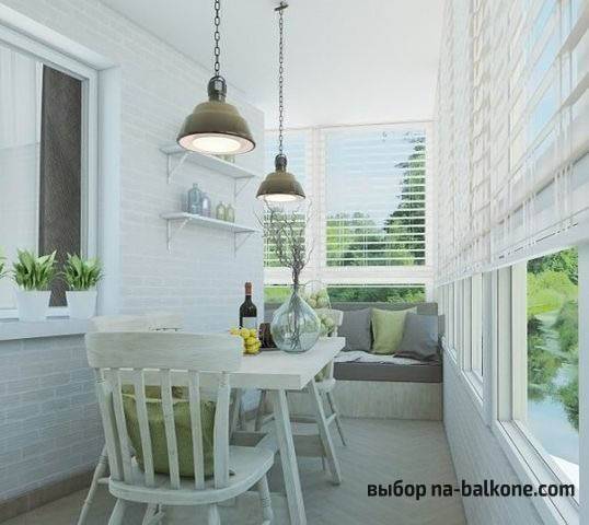 In welchem Stil soll das Innere des Balkons und der Loggia dekoriert werden?
