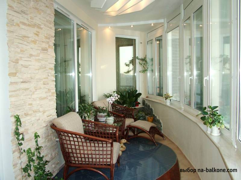 In welchem Stil soll das Innere des Balkons und der Loggia dekoriert werden?