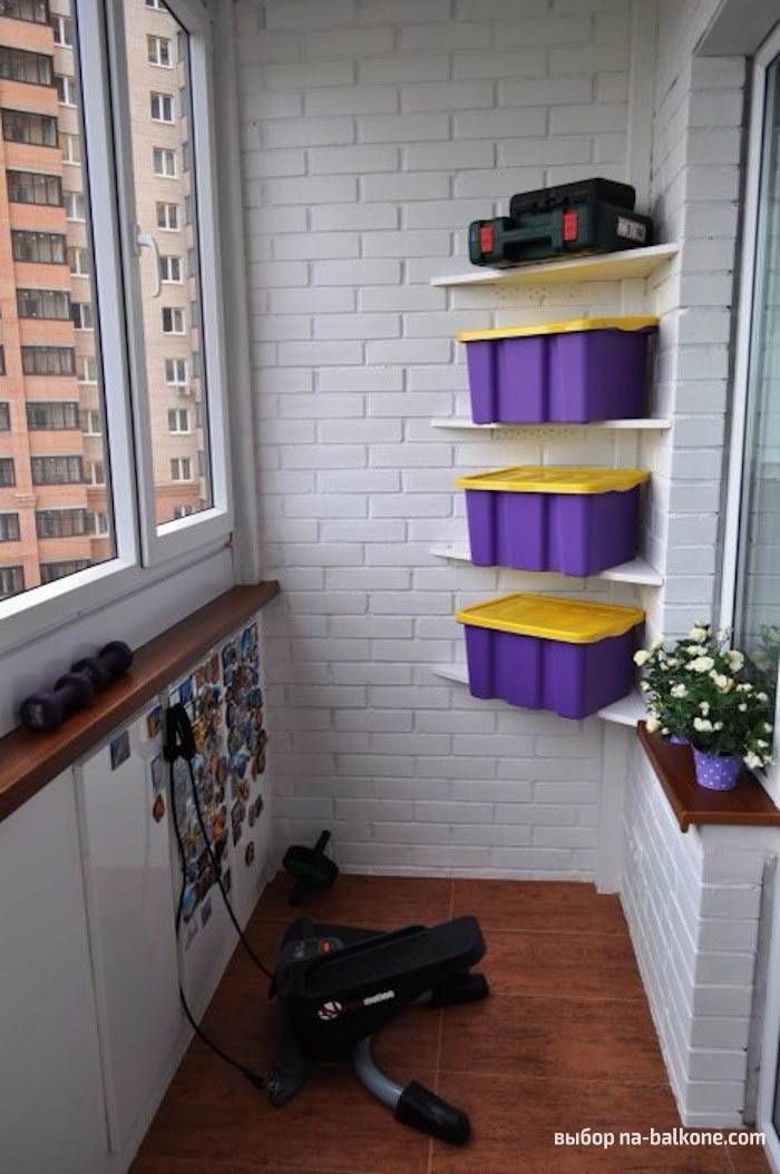 In welchem Stil soll das Innere des Balkons und der Loggia dekoriert werden?