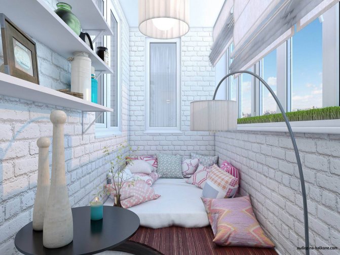 In welchem Stil soll das Innere des Balkons und der Loggia dekoriert werden?