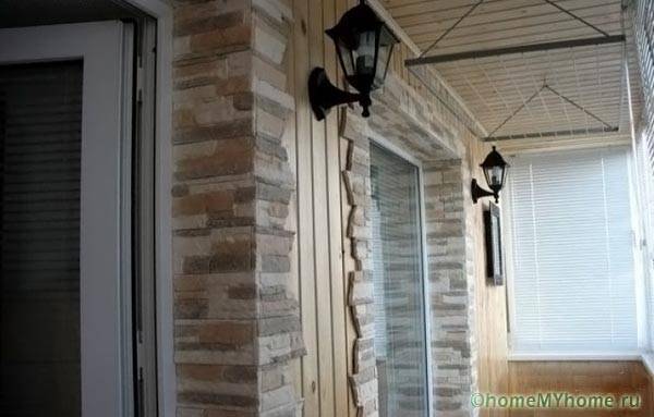 In welchem Stil soll das Innere des Balkons und der Loggia dekoriert werden?
