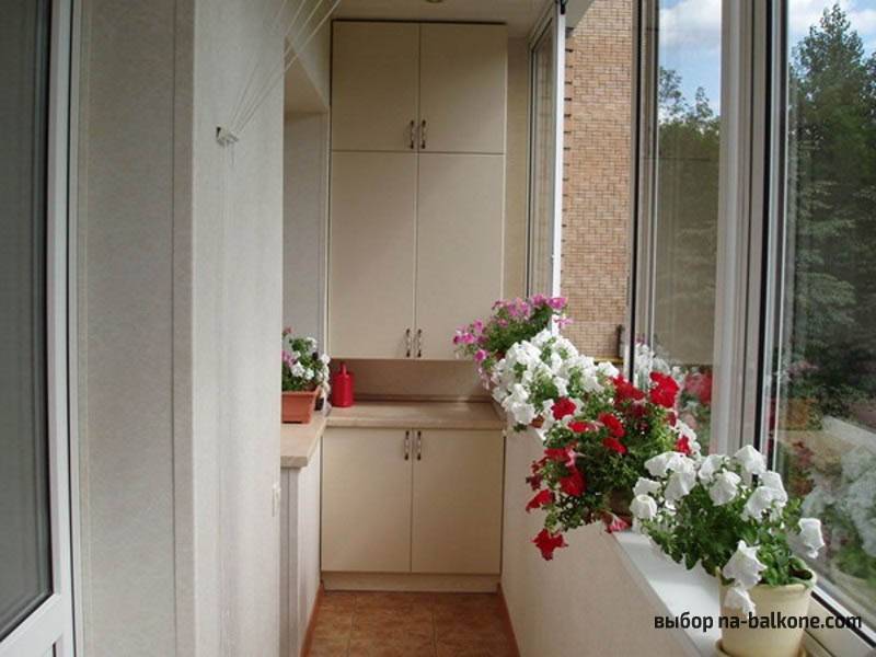 In welchem Stil soll das Innere des Balkons und der Loggia dekoriert werden?