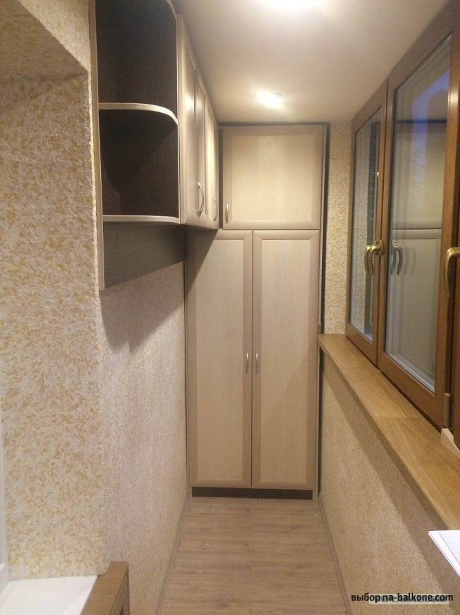 In welchem Stil soll das Innere des Balkons und der Loggia dekoriert werden?