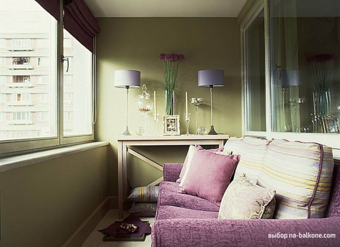 In welchem Stil soll das Innere des Balkons und der Loggia dekoriert werden?