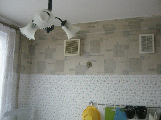 Nas stalinkas, você pode ver duas grades de ventilação na cozinha. Um deles abre para a chaminé: as casas foram construídas para aquecimento por fogão.