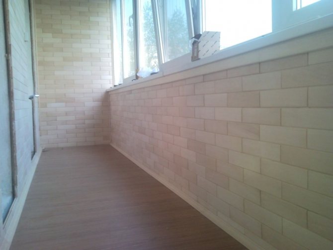 En fonction du matériau de finition des murs et du plafond du balcon, choisissez le type de décoration intérieure