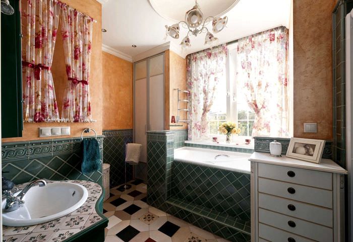 variante d'un design inhabituel d'une salle de bain avec une fenêtre
