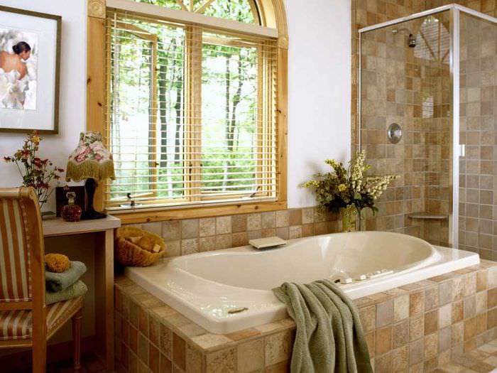 option pour un style inhabituel d'une salle de bain avec une fenêtre