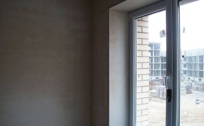 la possibilité d'utiliser des pentes de plâtre dans la décoration de la pièce