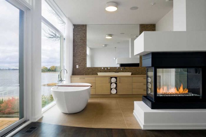 option pour un design de salle de bain lumineux avec une fenêtre