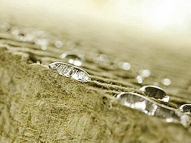 Uma vantagem importante do material é sua hidrofobicidade. Gotas de água rolam para baixo
