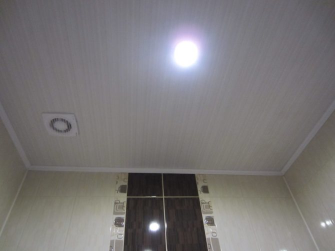 ventilation dans la salle de bain au plafond