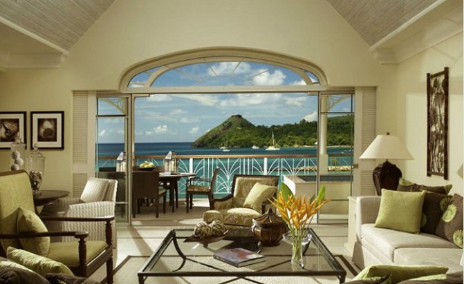 Vue de paysage tropical dans la fausse fenêtre du salon