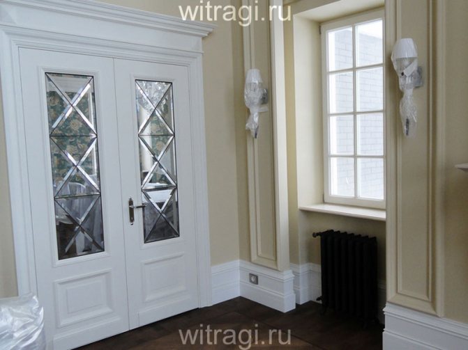Витраж Тифани: Витраж с фасети за люлеещи се врати