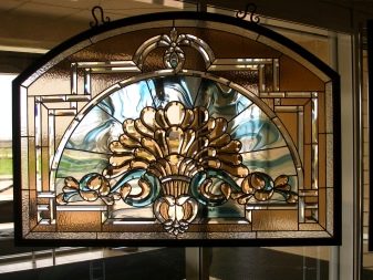 Витражи за врати - видове как да изберете правилния стъклопис за врати