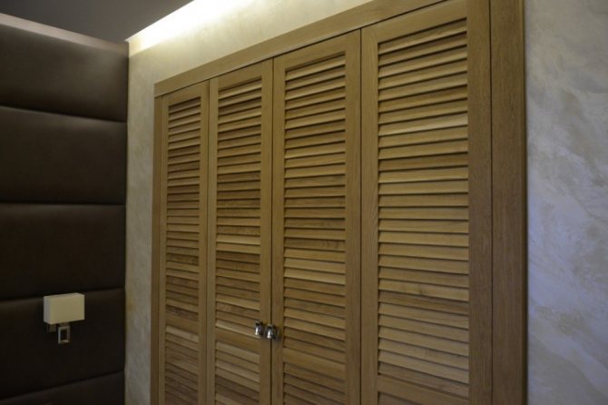 Extérieur de la porte à persiennes