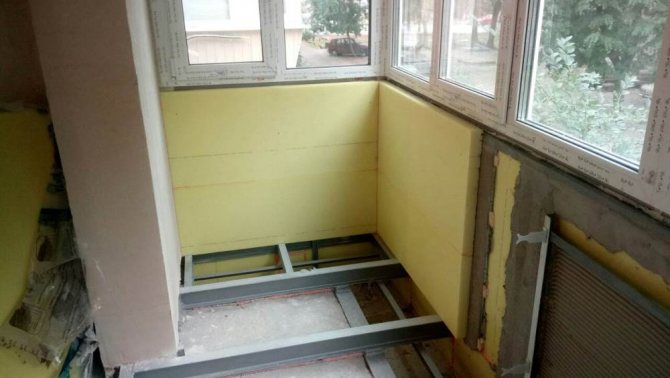 Innendekoration des Balkons in Chruschtschow