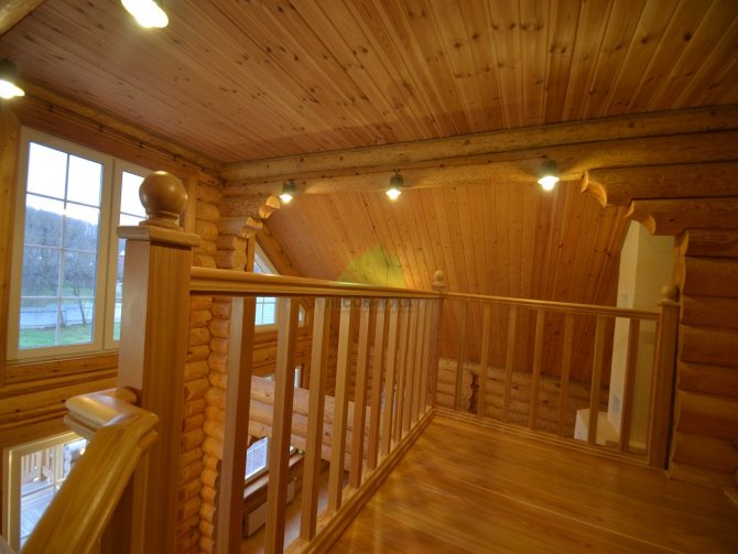Décoration intérieure d'une maison en bois. Photo d'idées