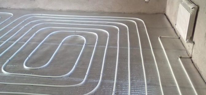 Wasserwärmegedämmter Boden aus Metall-Kunststoff-Rohren