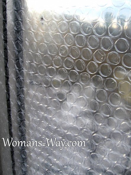 film plastique à bulles d'air sur la vitre protège du froid