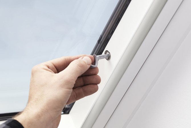 Serrure à mortaise dans la fenêtre de toit